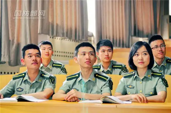 军校生毕业照清新活泼女生排坐秀美腿