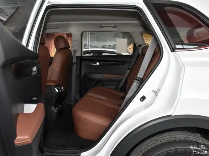 智跑内饰采用了以仿皮材料包裹的座椅和内饰,虽然在某些消费者眼中