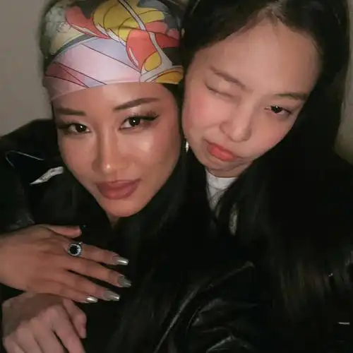 jennie和gd都和同一个人合照了耶