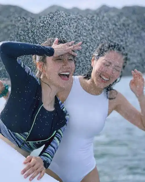 tvb花旦唐诗咏黄翠如难得相聚出海玩水两人穿泳衣在水中秀好身材