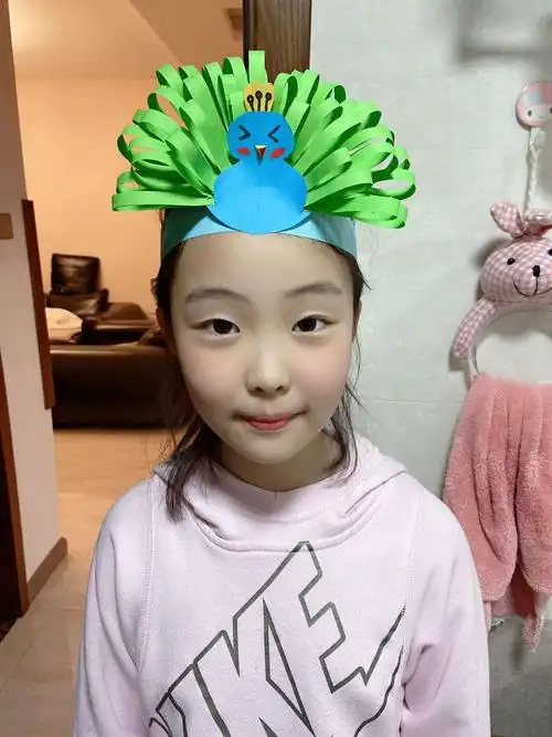 二年四班 荣妍汐设计的孔雀头饰