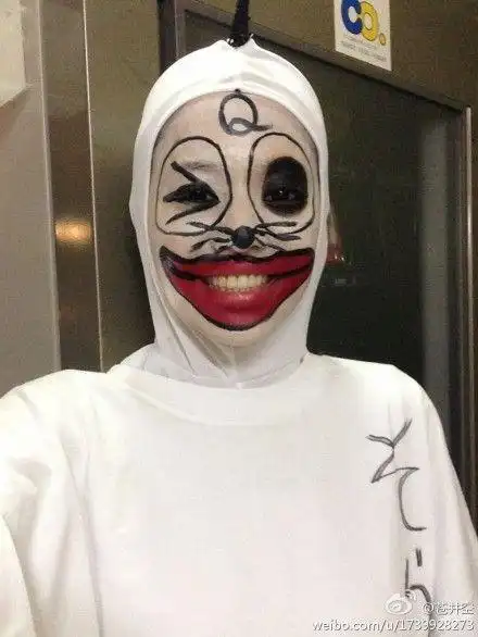 微博秀:苍井空"变身"鬼脸笑容灿烂