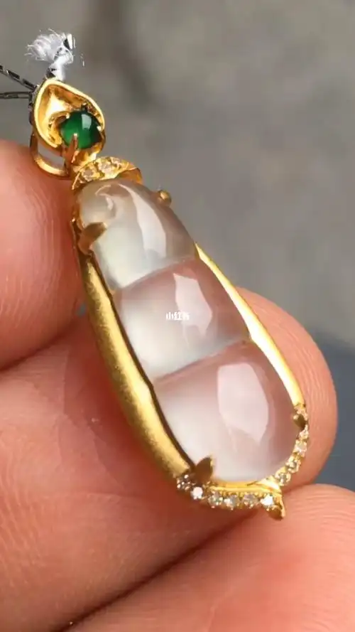 18k伴钻镶嵌冰种翡翠a货福豆吊坠