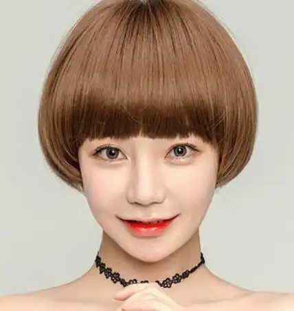 亚麻色的直发短发发型,齐耳的内扣鬓角很好的修饰了脸型,与好看的短碎