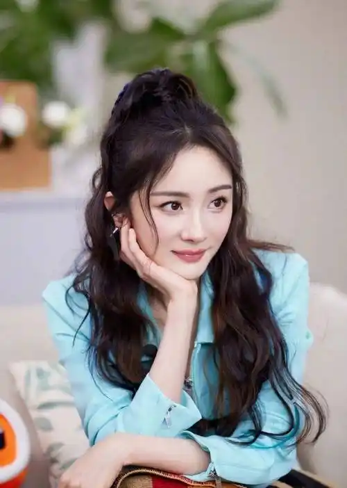 36岁杨幂扮嫩成少女,扎高马尾发型,脚穿马丁鞋,美腿又细又长_紧身