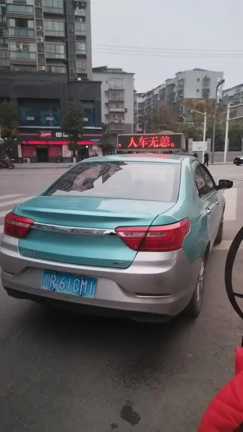 【出租车变身流动交通安全"宣传员"】近日,蓬安交警 利用辖区有效资源