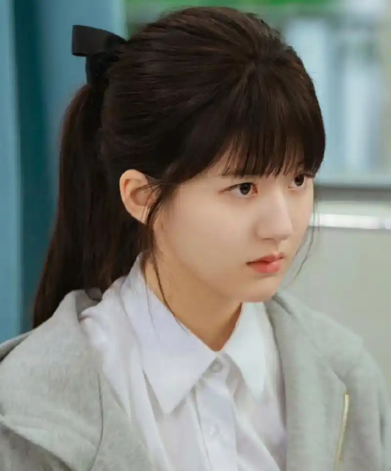 赵露思晒齐刘海花絮照,她头发多到头顶都没发缝,厚实的发量能和戴假发