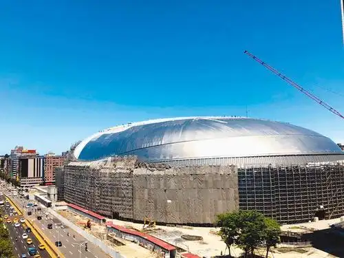 台北大巨蛋顶变反光镜 周边民众直呼"被闪瞎"