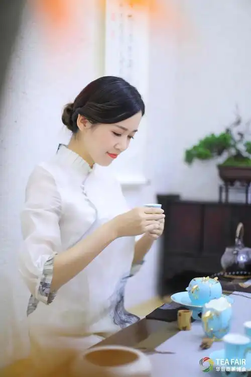 淡雅茶香,悠悠茶韵,……茶艺师优雅娴静的艺术表演各式茶器臻品的风华