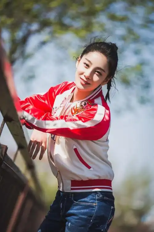 赵圆瑗真是别出心裁,红色印花运动外套配牛仔裤,时髦洋气又减龄