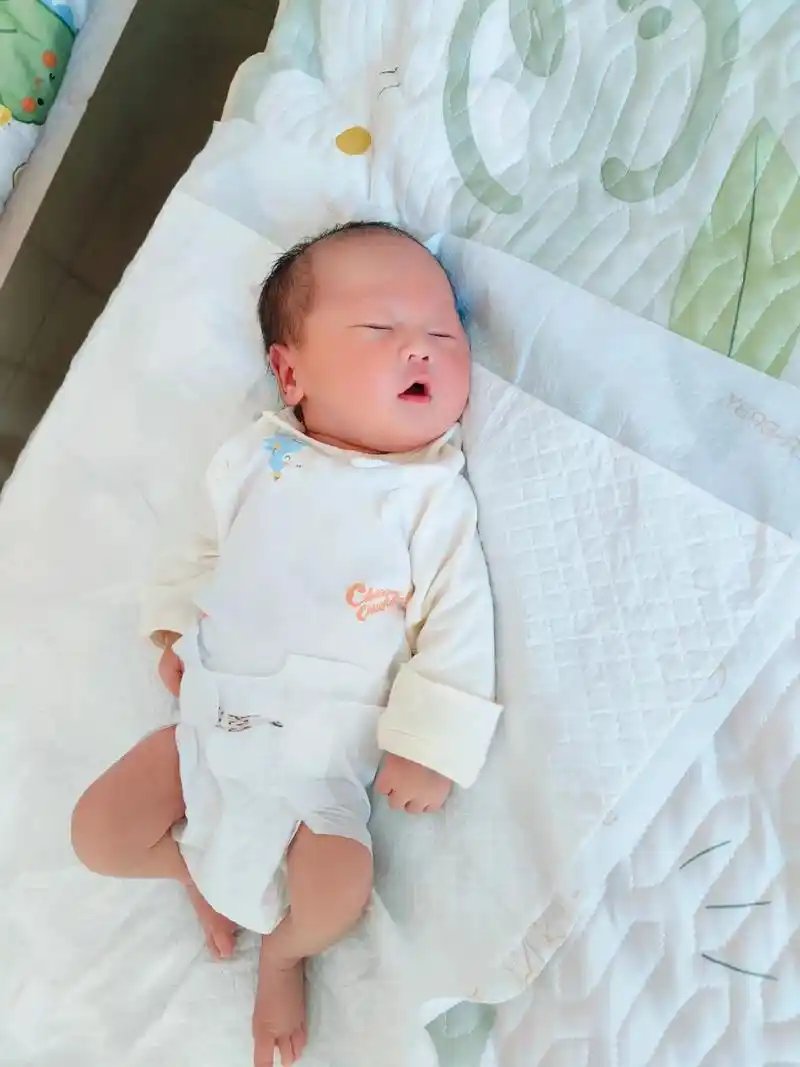 月子里的宝宝 #这是我的小baby啊 #龙宝宝 #我的皮夹克