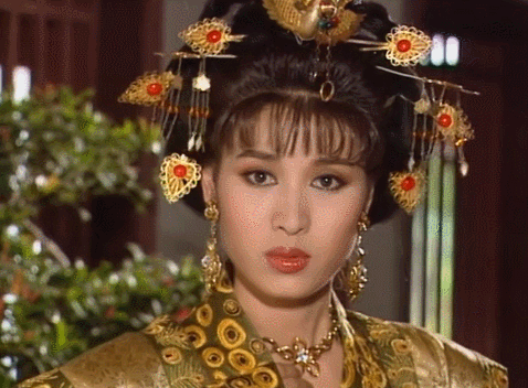 除了王皇后这个经典角色之外,在1998版《水浒传》中,她更是迎来了演艺