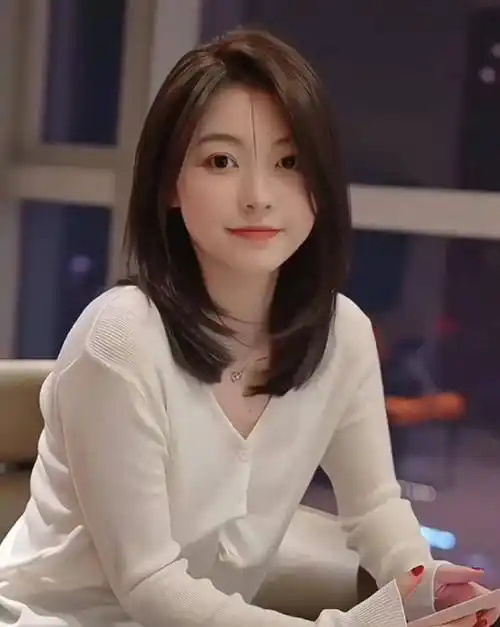 是选择发型时的重要因素之一:对于圆脸来说,长发和中发是更合适的选择