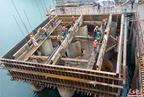 二局六公司杭黄项目进贤溪大桥6#平台开始水中承台施工