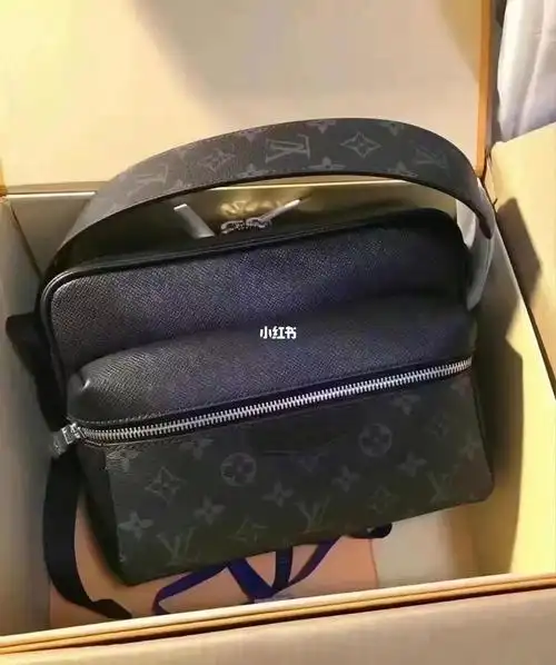 lv黑色outdoor男士邮差包