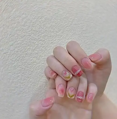 显白的美甲颜色,低调又显白的指甲颜色(2022年很流行的美甲款式)