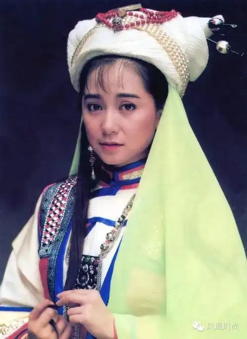 满月就穿gucci,林青霞帮她梳头,就连小s也不敢吐槽她!