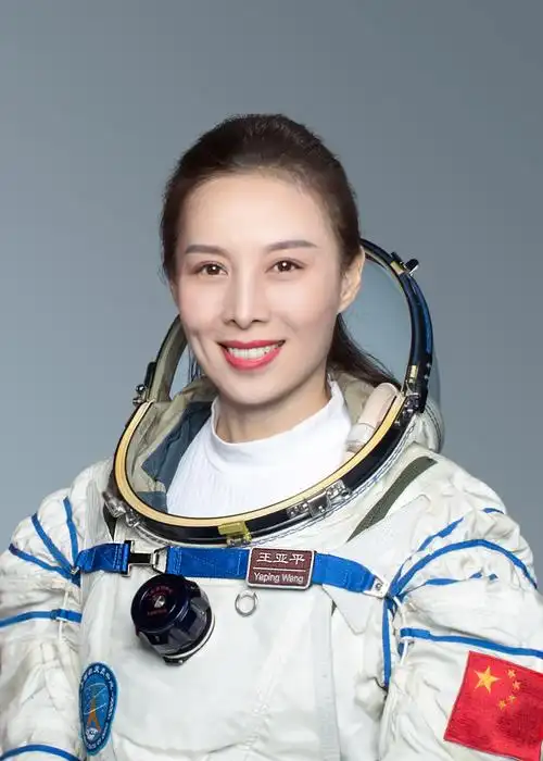 王亚平,女,汉族,籍贯山东烟台,中共党员,硕士学位.