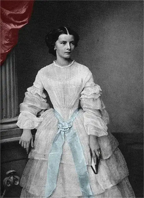 从她各个时期的照片中可以看到,茜茜公主确实美妙绝伦,她的脸庞红润