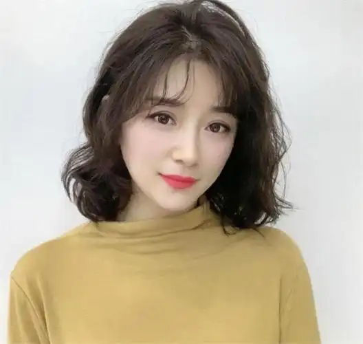 头发不是太长的女生,可以选择这一种齐刘海式的中短发卷发发型,你看看