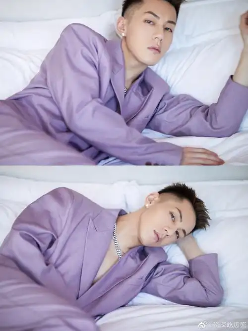 casper_卡斯柏参加时尚活动,身穿香芋紫西服,亮相即惊艳,硬朗的腹