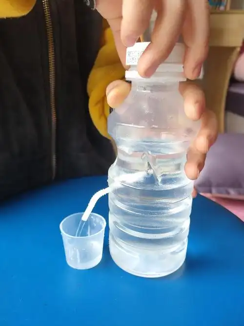 捏住吸管,往瓶子里装水,装满后,将瓶子拧紧,这样,饮水机就能出水了.