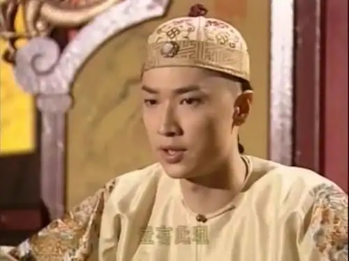 《鹿鼎记陈小春版》 康熙 (马浚伟)曾经7个电视台一起播这个剧,一天不