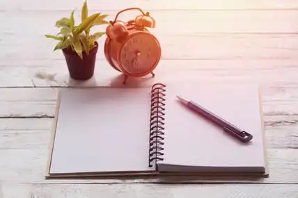 办公纸植物笔记纸, 书和笔与闹钟, 植物在木桌照片