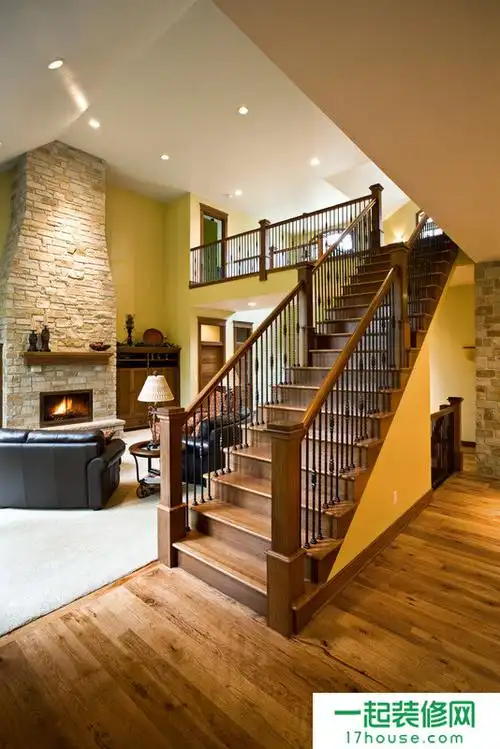 深咖色木质光滑楼梯装修效果图