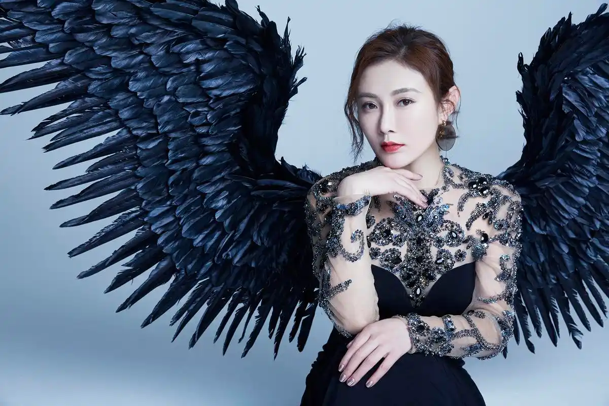 双面张译木时尚大片掀热议