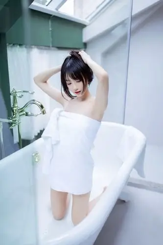 浴巾美女湿身诱惑浴室性感写真图片