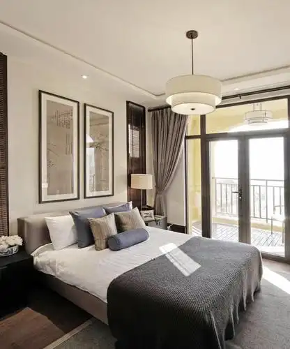 简洁大方卧室落地窗装饰效果图