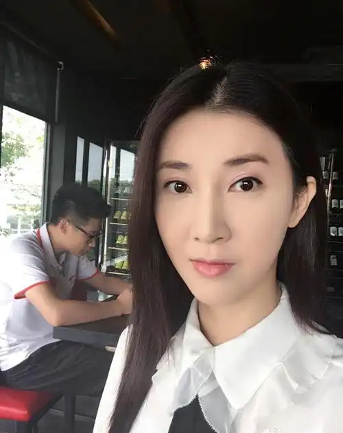 伍燕(广东电视台主持人)_尚可名片