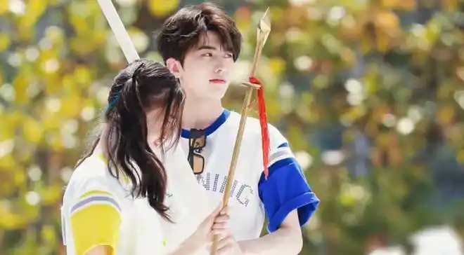 蔡徐坤与杨颖跨年夜再同台曾传出与二字女星恋情引起网友热议