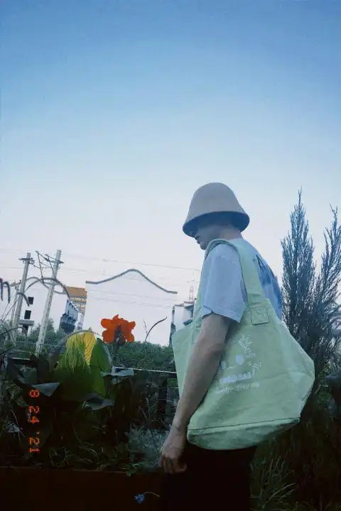 挡不住的帅气!白敬亭胶片背影写真氛围感十足