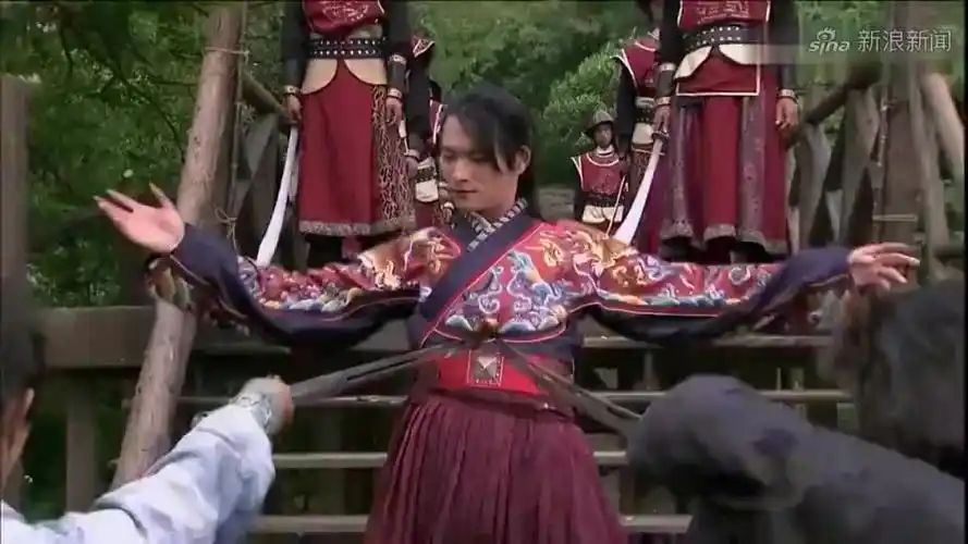 萧十一郎设计用石块砸死连城璧,没想到连城璧绝地魔化,好帅好帅