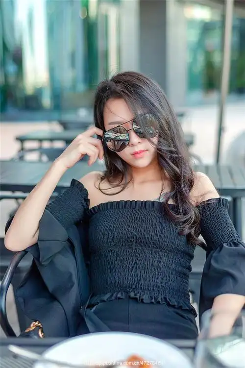 一个很哇塞的小姐姐