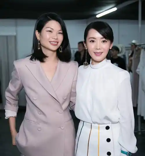 国际超模吕燕品味不俗,针织马甲混搭黑裤长靴,不靠美貌也很圈粉_黑色