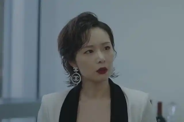 当她得知自己被选中出演电影边境风云的女二号时,心里别提有多激动了