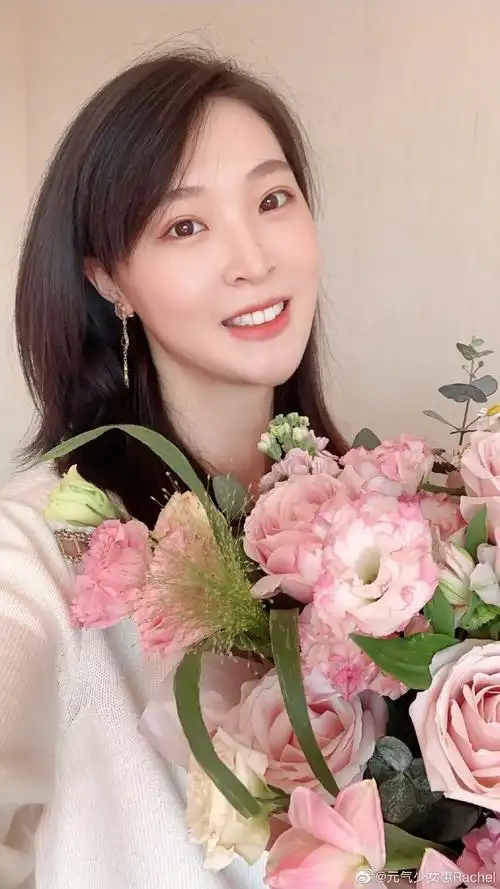 中国女排队长惠若琪迎生日怀抱玫瑰对镜头比心甜笑