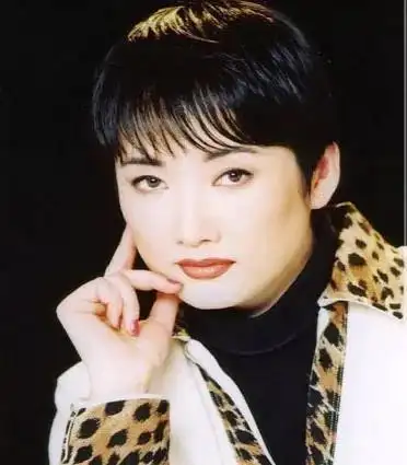 当年风光无限的歌手成方圆62岁无儿无女却活出了潇洒的人生