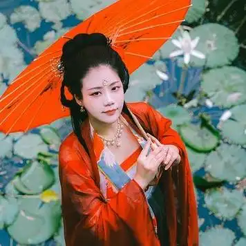 莲池边带红伞红衣女生头像唯美古风真人头像