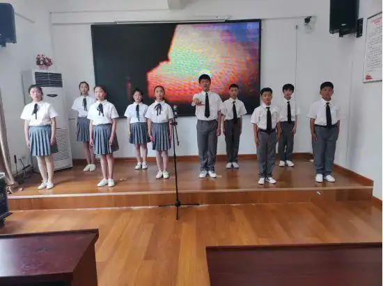 上努90创新,五六年级整齐的站出了96常符合9390节目的队形,穿