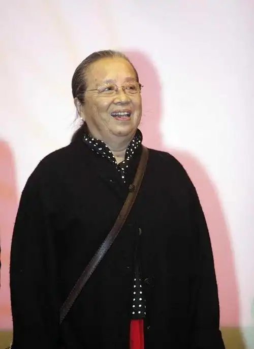 容嬷嬷李明启年轻时是校花原以为开玩笑看到照片后信了