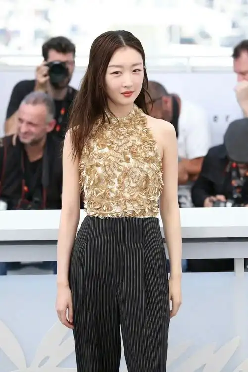 周冬雨金色露背上衣 戛纳红毯有一套造型来了……_高清图集_新浪网