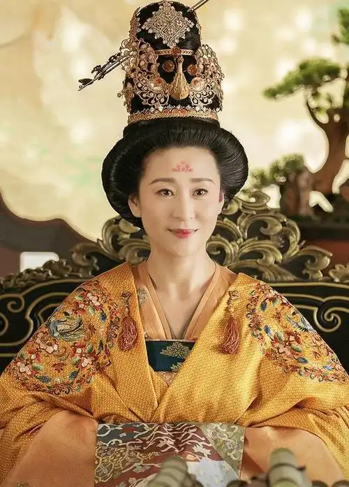 最后的皇后婉容毒品上瘾出轨死后被扔在臭水沟边