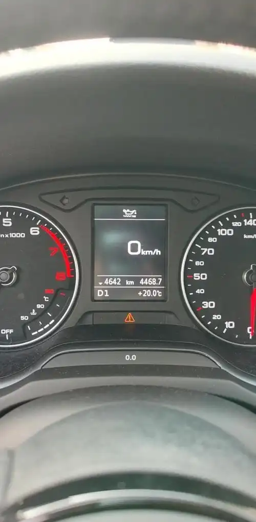 奥迪a3-a3新车四千多公里还没首保,亮机油灯正常吗