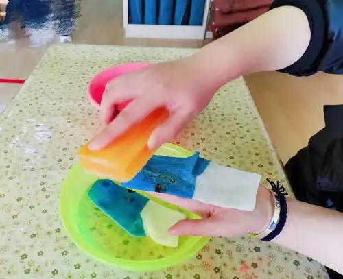 朝霞班幼儿自己能力培养——洗袜子