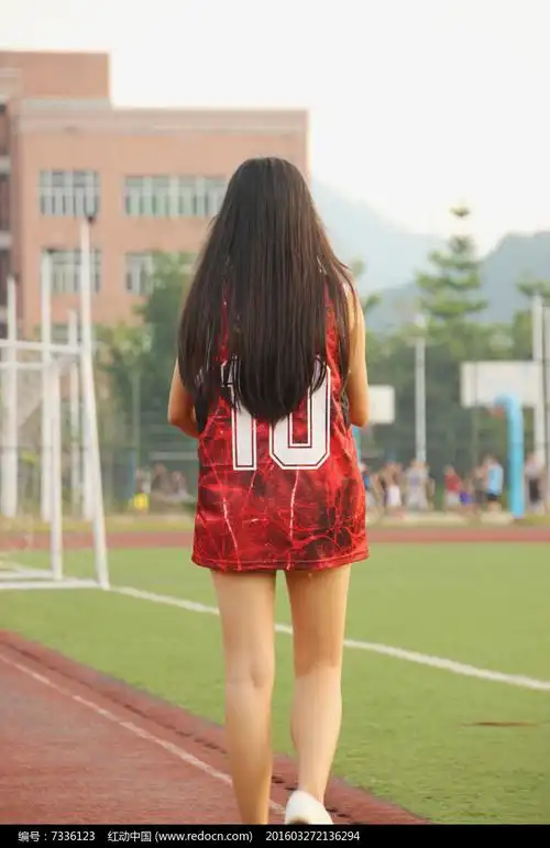 穿球服女生的背影