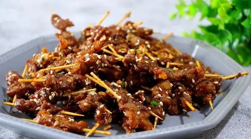 吃羊肉的季节到了,自制牙签羊肉,不用烤箱不用烤炉,越吃越香